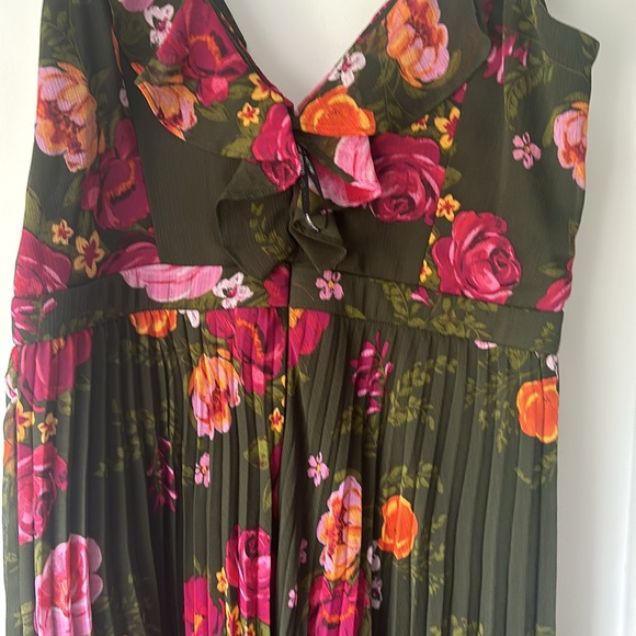 NWT Green Floral Guess maxi Dress size 6. - Picture 5 of 5